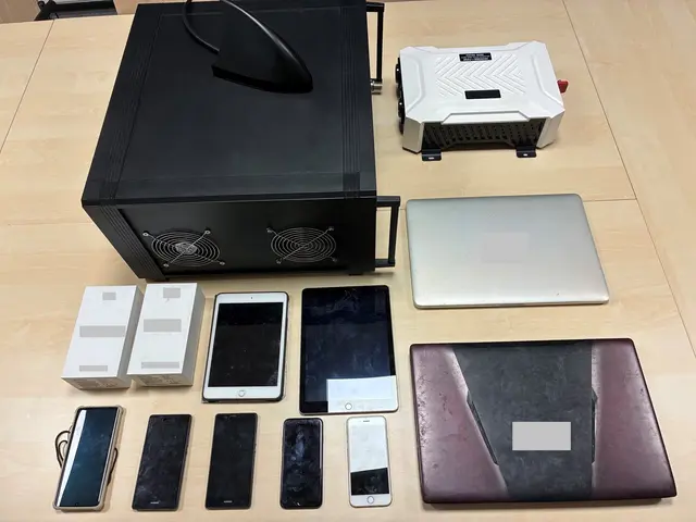Beim Tatverdächtigen wurde auch ein weiterer SMS-Blaster zu Hause gefunden, ebenso zwei Notebooks, zehn Mobiltelefone, zwei Tablets und weitere Geräte. | Foto: LPD Wien