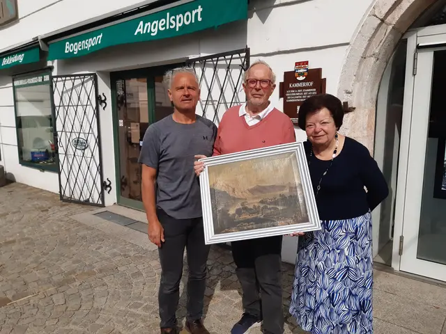 H. Weidinger, A. Mayer und I. Spitzbart bei der Übernahme des Bildes. | Foto: Stadtgemeinde Gmunden