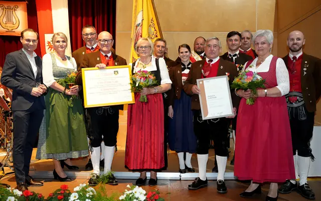 vlnr: Bürgermeister Thomas Mai mit den Geehrten Christian Kogler und Heinrich Ledermair mit Gattinnen und Vertretern vom Vorstand der BMK Münster, Musikbund Rattenberg und Umgebung und Blasmusikverband Tirol | Foto: Dorfchronisten Münster