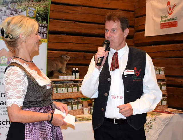 TB-Gründer Wolfgang Obermüller und TB-Prokuristin Karin Schützler freuen sich gemeinsam auf 40 Jahre Tiroler Bauernstandl.
 | Foto: www.tiroler.eu