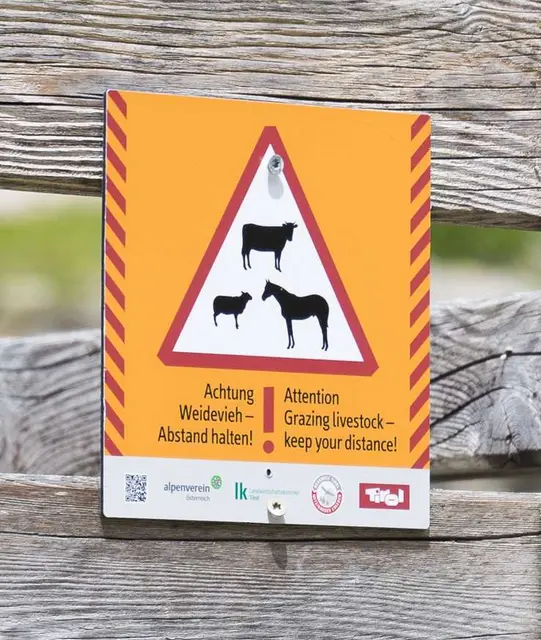Alm und Weidevieh gehören zusammen. Respektvolles Verhalten und Beachten von Hinweisschildern sind bei jeder Wanderung wichtig.  | Foto: Die Fotografen