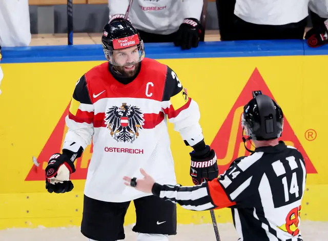 Der Österreicher Peter Schneider spricht mit dem Schiedsrichter beim Duell gegen Lettland. | Foto: APA-Images / REUTERS / Denis Balibouse