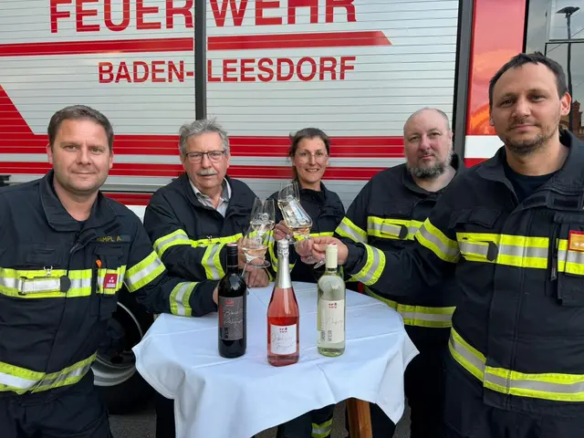 Die "JubiLeesdorf"-Winzer mit dem Kommando der Freiwilligen Feuerwehr Baden-Leesdorf: Anton Rampl, Weingut Anton Rampl; Hans Gunhold, Weinbau Hans Gunhold; Elisabeth Pristou, Weingut Franz Schwabl; OBI Andreas Walter, Kommandant-Stv. FF-Leesdorf; BR Christoph Charvat, Kommandant FF-Leesdorf. | Foto: 'www.ff-baden-leesdorf.at'