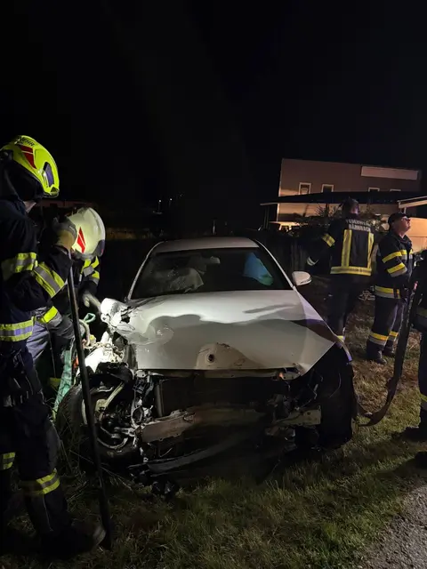 Unfallfahrzeug beschädigte zwei Straßenlaternen und eine Bushaltestelle