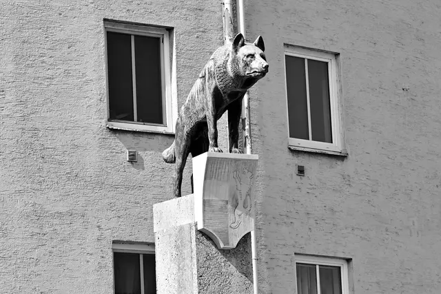 "Passauer Wolf" (Metallguss) von Ferdinand Andri in St. Pölten, Kardinal-Franz-König-Platz (ehem. Neugebäudeplatz). | Foto: Hans-Peter Kriener