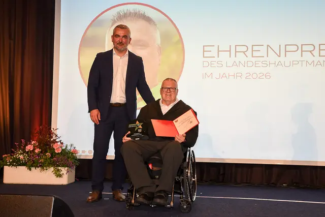 Landesrat Heinrich Dorner gratulierte Georg Tischler zum "Ehrenpreis des Landeshauptmannes" | Foto: Landesmedienservice