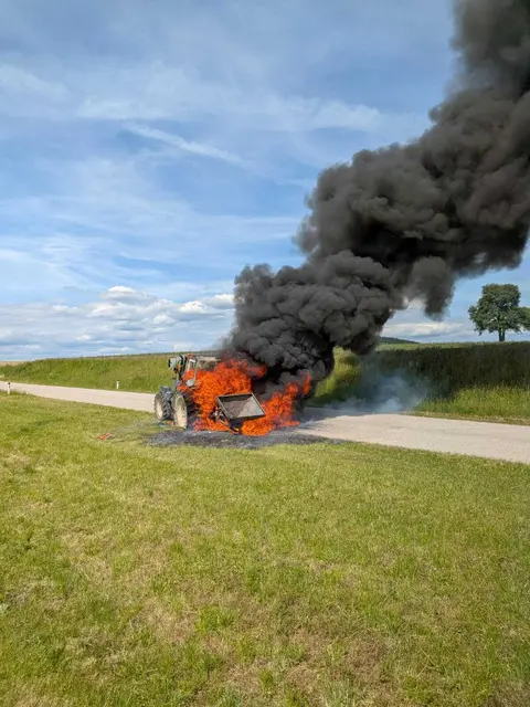 Traktor stand in Vollbrand, Feuerwehren waren schnell zur Stelle
