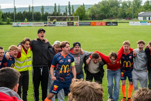 Die Fans feierten ihre Mannschaft nach dem Schlusspfiff ausgelassen. | Foto: lukes.Pic/Lukas Baumühlner