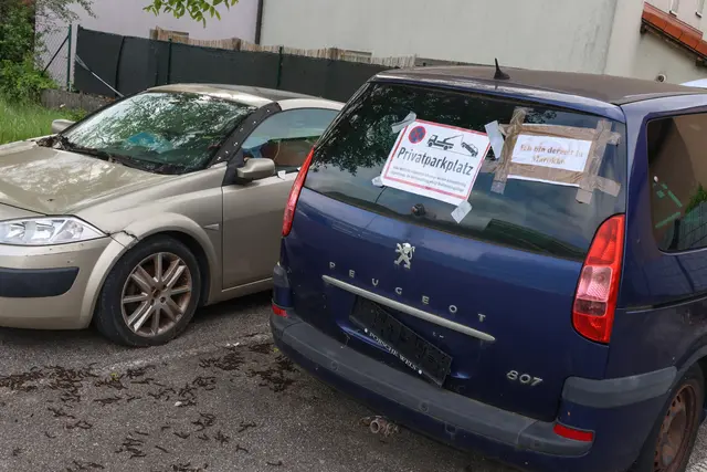 20 Autoleichen am Parkplatz des ehemaligen Möbelhauses Leiner in Wels-Pernau rosteten vor sich hin. | Foto: laumat.at