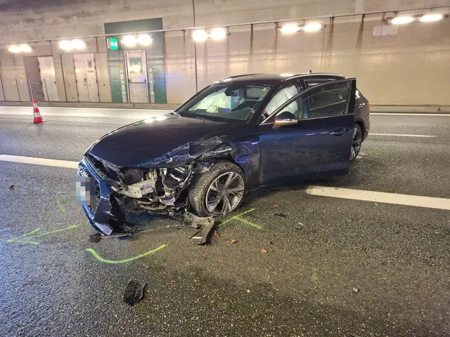 Im Amraser Tunnel auf der Inntalautobahn kollidierten in der Nacht auf Dienstag zwei Pkw. Ein Lenker wurde verletzt, an beiden Fahrzeugen entstand erheblicher Sachschaden. | Foto: Rotes Kreuz Innsbruck