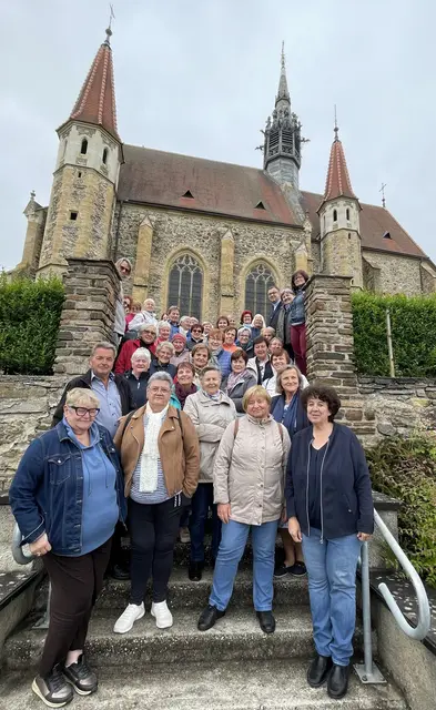 Am 12. Mai waren 46 Personen aus Wagna unterwegs ins Burgenland. Nach der hl. Messe in Bad Tatzmannsdorf war u.a. der Besuch der Blaufärberei Koo in Steinberg-Dörfl ein Highlight  - dieses Handwerk gibts nur zweimal in Österreich. Den Tag beschloss eine von Pfarrer Anton Neger feierlich gestaltete Maiandacht (er hatte an diesem Tag Geburtstag) in der spätgotischen Kirche zu Mariä Himmelfahrt in Mariasdorf. | Foto: Veronika Kicker
