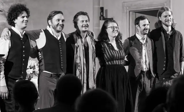 Rafael Fingerlos, das Ensemble Tschejefem, Sascha El Mouissi &amp; Schauspieler Michael Dangl  | Foto: Land OÖ