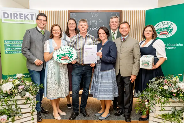 Christoph und Sonja Mader aus Theras im Bezirk Horn wurden im Rahmen der Ehrungen für ihren Betrieb im Programm „Gutes vom Bauernhof“ ausgezeichnet. | Foto: Georg Pomaßl/LVDV NÖ
