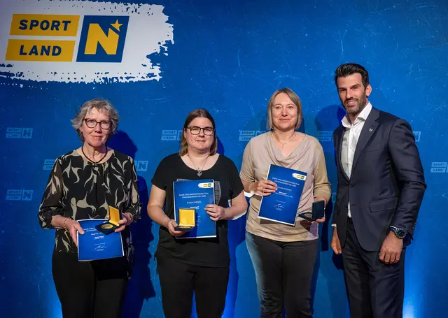 Regine Heschl aus Gablitz (ganz links) mit ihren Staatsmeister-Kolleginnen im Bahnengolf und Udo Landbauer. | Foto: NLK Burchhart