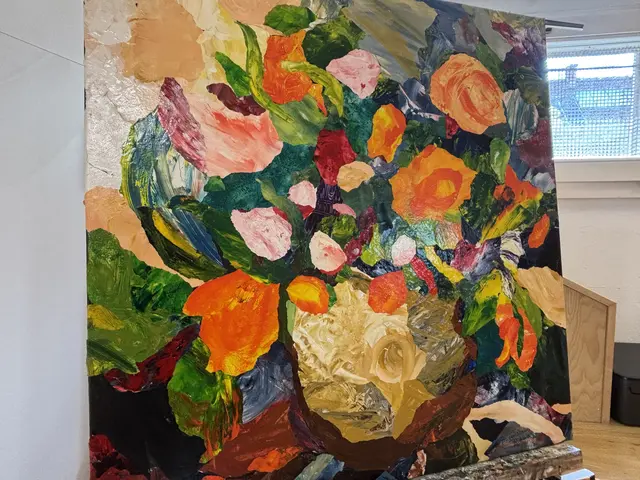 Dieser Blumenstrauß in der Vase ist aus zahlreichen einzelnen bemalten Blättern entstanden. | Foto: MeinBezirk.at/Astrid Siebert