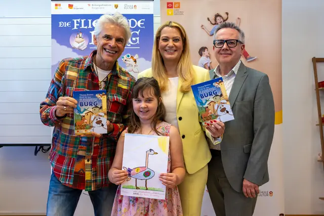 Thomas Brezina, Bildungslandesrätin Daniela Winkler und Abteilungsleiter der Bildungsregion Nord Franz Bock mit Gewinnerin Mia.  | Foto: Büro Winkler / Christoph Novak