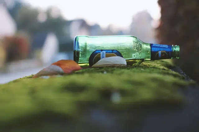 Mit einer Glasflasche als Waffe wollte ein Mann eine Tankstelle ausrauben. (Symbolbild) | Foto: pexels / Dzenina Lukac