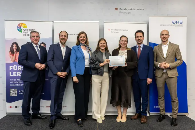 Verleihung des Zertifikats „Ready4Finance“ an die Mittelschule Gmunden-Stadt. | Foto: BKA/Tarek Wilde