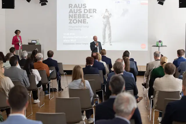 Landtagspräsident Max Hiegelsberger bei seinem Eingangsstatement. | Foto: Land OÖ/Daniela Sternberger