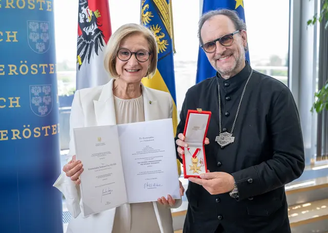 Landeshauptfrau Johanna Mikl-Leitner überreicht „Harley-Papst“ Ferdinand O. Fischer das Goldene Verdienstzeichen der Republik Österreich. | Foto: NLK Khittl