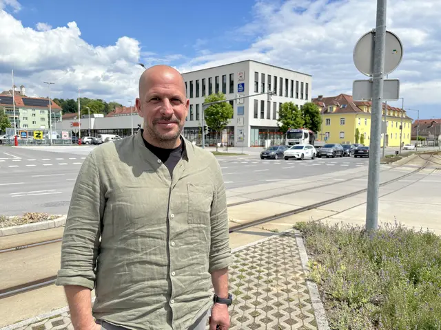 Der Weizer Immobilien-Entwickler Rupert Vögl vor dem Pichler-Quartier. | Foto: MeinBezirk/Helmut Riedl