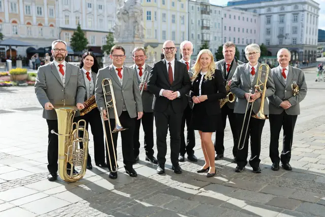 Bürgermeister Dietmar Prammer (Mitte) und Kulturstadträtin Doris Lang-Mayerhofer (dritte von rechts) gratulierten zum 100-jährigen Jubiläum.  | Foto: Stadt Linz
