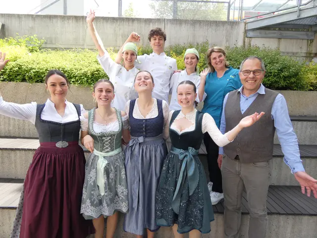 Geschafft! Große Erleichterung bei den Schülerinnen und Schülern der HLW Landeck, die ihre praktischen Vorprüfungen perfekt abschlossen. Im Bild mit Direktor Reinhold Greuter (re) und den Fachlehrerinnen Bianca Espa (hi re) und Katharina Thaler (vo li). 