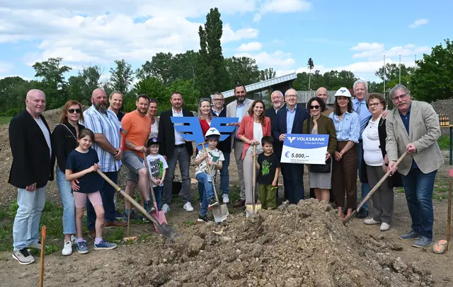 Spatenstich mit den Finanzierungspartnern und dem Dorferneuerungsverein Baden Haidhofsiedlung: Bgm. Carmen Jeitler-Cincelli, Vizebürgermeister Jowi Trenner, GR Rudolf Teuchmann, GR Alois Riesner, GR Gerlinde Brendinger, Marcello Lamberti, Angela Fischer-Steinacher, Franz Zauner, Hannes Stiastny, Armin Hofmann, Markus Dorner, Tanja Hofmann, Beatrice Pfeil, Paul Neuninger (Stadtgarten), Nina Rittmann-Müller (VB Beteiligung), Nora Ferenczy-Kwasniak (VB Wien), Günter Alland (VB Beteiligung), Raimund Kössler (VB Wien RD-Baden). | Foto: 2026psb/sap
