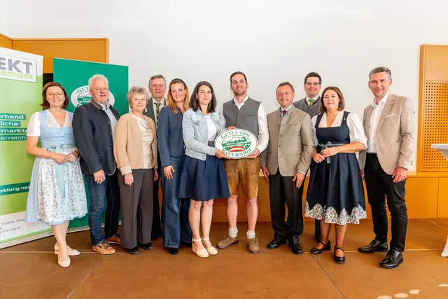 Der neue Gutes vom Bauernhof Betrieb Witzlinger: Landtagsabgeordnete Doris Schmidl, Karl Grabmayr, Martina Ortner, Kammerdirektor-Stv. Martin Jilch, NÖ Versicherung Daniela Aigelsreiter, Romana Witzlinger, Matthias Witzlinger, LVDV-Obmann Johann Höfinger, LK NÖ-Vizepräsident Lorenz Mayr, LVDV-Geschäftsführerin Martina Schauer und Raiffeisen Region St. Pölten Ronald Marton (v.l.) | Foto: Georg Pomaßl/LVDV NÖ