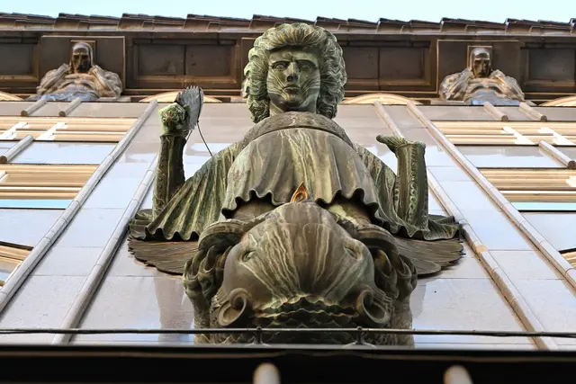 "Erzengel Michael" von Ferdinand Andri am Zacherlhaus in Wien, 1. Bezirk | Foto: Hans-Peter Kriener