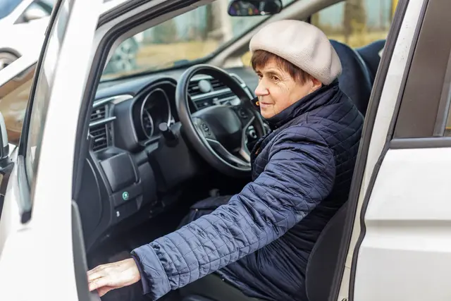 Dieb riss Autotür auf und stahl Geldtasche
