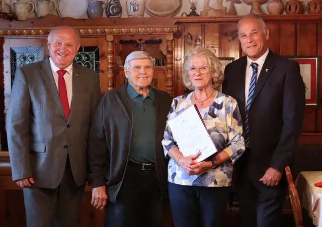 vlnr.: Bürgermeister Ernst Wendl, Gatte Ernst Binder, Elfriede Binder und GR Walter Jakob | Foto: Foto: Marktgemeinde Himberg