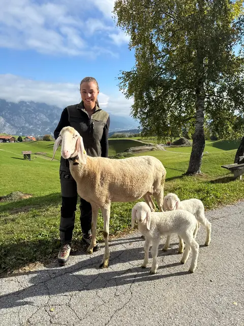 Laura Wegscheider aus Oberperfuss zeigt, dass Landwirtschaft alles andere als verstaubt ist. Die 24-jährige Bergbäuerin, Model und Influencerin verbindet Tradition mit Moderne und prägt so das Bild der jungen Tiroler Landwirtschaft. | Foto: Wegscheider