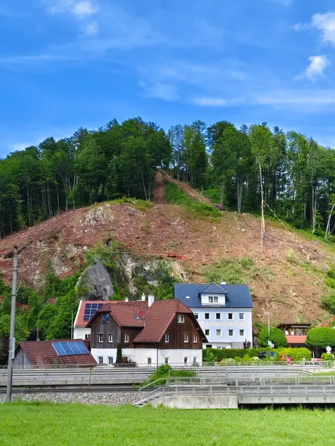 Ein Steinschlagschutzprojekt soll die Häuser schützen. | Foto: WLV