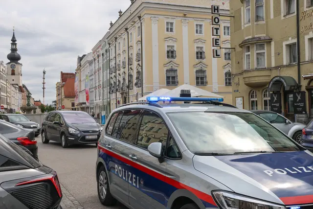 Aufgrund eines Tumults am Welser Rathaus musste die Polizei schwer bewaffnet anrücken. | Foto: laumat.at