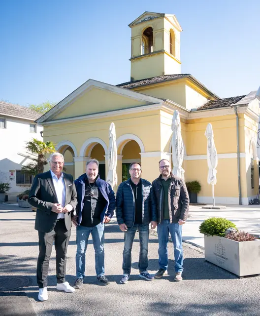 Bürgermeister Thomas Steiner, Betreiber Christian Pfeiffer mit seinem Geschäftspartner Jürgen Huf und Vizebürgermeister Istvan Deli.  | Foto: Eisenstadt