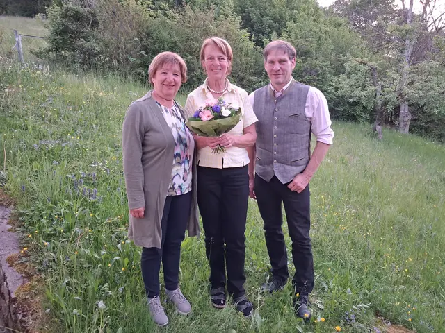 Anita Zehetmayer, Jubilarin Maria Fritthum und Christian Köberl. | Foto: Stadtgemeinde Hainfeld