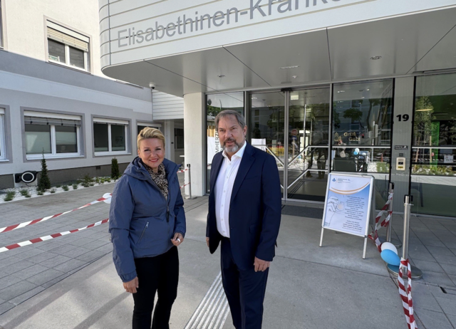 Stadträtin Sandra Wassermann mit dem Direktor des Elisabethinen-Krankenhauses, Michael Steiner vor dem neu gestalteten Eingang. | Foto: Büro StR. Wassermann