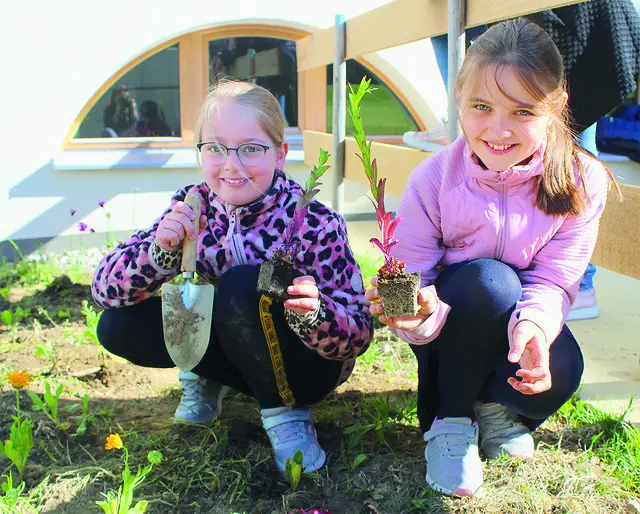 Volksschülerinnen aus Fischbach in Aktion | Foto: Blühen&Summen