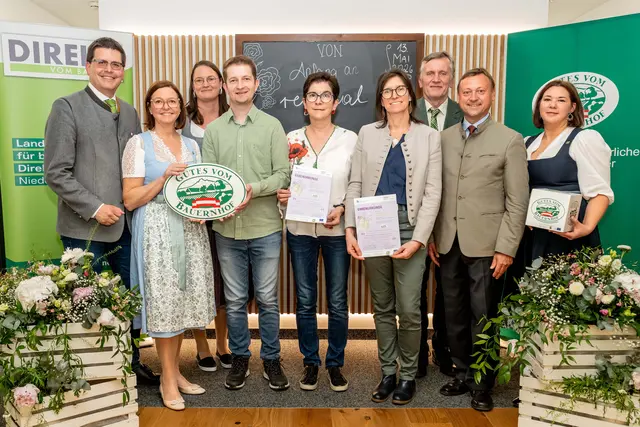 LK NÖ-Vizepräsident Lorenz Mayr, LAbg. Doris Schmidl, Gutes vom Bauernhof-Projektleiterin Cornelia Grubmann, Bernhard Greßl, Margarete Greßl, Beate Brenner, Kammerdirektor-Stv. Martin Jilch, LVDV-Obmann Johann Höfinger, LVDV-Geschäftsführerin Martina Schauer. | Foto: Georg Pomaßl/LVDV NÖ