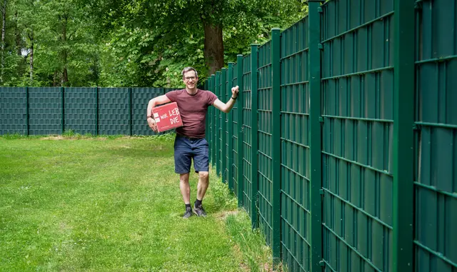 Neuer Sichtschutz im Freibad Leopoldskron
Der neue Sichtschutz ersetzt eine beschädigte Hecke und sorgt beim Spielbereich im Lepi-Freibad für mehr Privatsphäre. Im Bild: Bgm.-Stv. Kay-Michael Dankl | Foto: Stadt Salzburg/Alexander Killer