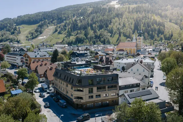 Aus der "Tischlerei" wurde das Nōa. Das neue Luxus-Hotel in der Mitte von Schladming sperrt Anfang Juni auf. | Foto: Dominik Steiner