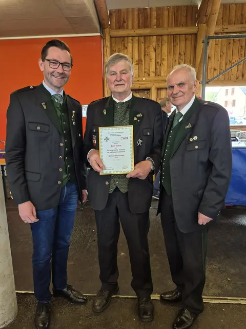Obmann Josef Acham wurde von Georg Preßler und Johann Harrer geehrt. | Foto: Holzmann