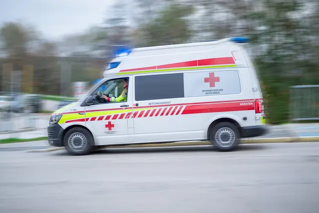 Ein Rettungswagen fährt auf einer Straße.