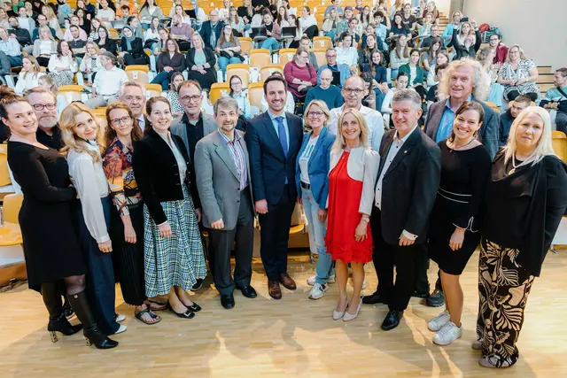 Kerstin Angelika Zechner, Gregor Franz Maximilian Jöstl, Birgit Draxler, Simone Breit, Hubert Philipp Weber, Edda Polz, Gerald Rabacher, Paul Tarmann, Bildungsminister Christoph Wiederkehr, GR Judith Händler, Margarethe Kainig-Huber, Johannes Dammerer, Otto Wolkerstorfer, Christoph Hofbauer, Marie-Christin Grobner, Babette Lughammer. | Foto: 2026psb/ckollerics