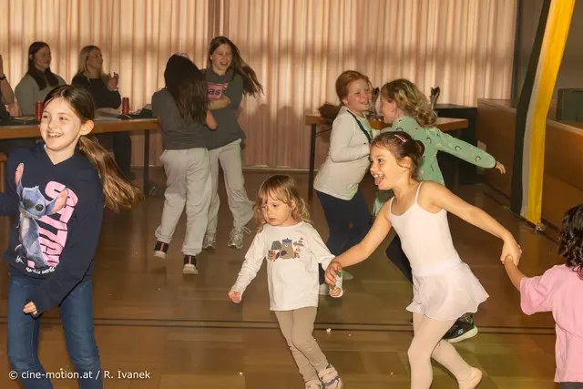Vor der Bühne hatten die anderen Kinder ihren Spaß bei den Auftritten und tanzten mit. | Foto: cine-motion.at / R. Ivanek