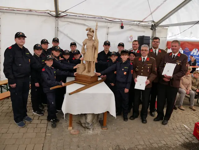 14 neue Mitglieder der Feuerwehrjugend auf einem Bild. | Foto: Manuela Kopper