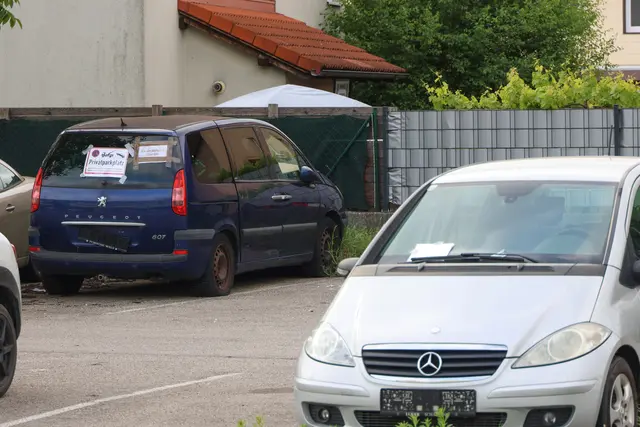 20 Autoleichen am Parkplatz des ehemaligen Möbelhauses Leiner in Wels-Pernau rosteten vor sich hin. | Foto: laumat.at