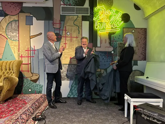 Peter Resetarits, Michael Ludwig und Beatrix Neundlinger bei der Eröffnung des Veranstaltungsraumes "das Willi" im Integrationshaus. | Foto: Mathias Kautzky/MeinBezirk