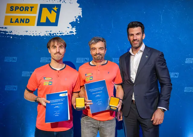 Jakob Dirnberger aus Mauerbach (Mitte) holte sich im Squash 2025 gleich zwei Titel: im Herren-Doppel und im Team - Herren Bundesliga Mannschaft. | Foto: NLK Burchhart